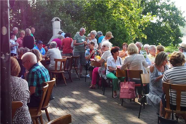Rund 60 Personen konnten es sich bei schönem Wetter, Herzhaftem vom Grill und erfrischenden Getränken gut gehen lassen. Foto: Detlef Geisler/„für einander“ Bürgerhilfeverein in der VG Weißenthurm