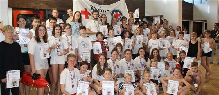 Rund 60 Schwimmer/Innen aus rheinland-pfälzischen DRK-Gemeinschaften gingen beim hervorragend organisierten Event im Hallenbad an den Start.TE