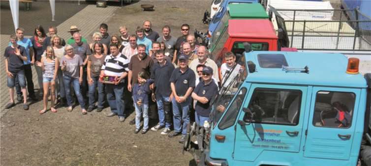 Rund 60 begeisterte Fans reisten mit ihren Multicars nach Neuwied.privat