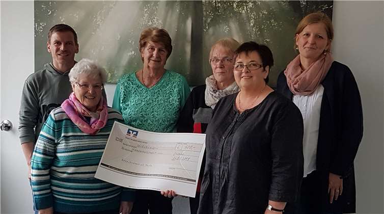 Rund 600 Euro erlösten die Damen des Handarbeitskreises Trimbs mit Basar und Adventskaffee, die sie jetzt dem Hospizverein Region Mayen übrgaben.  privat