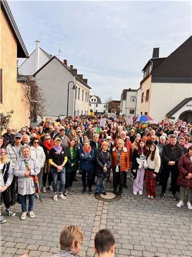 Rund 600 Menschen kamen kürzlich in Urmitz/Rhein zusammen. Foto: Antje Raczkowiak