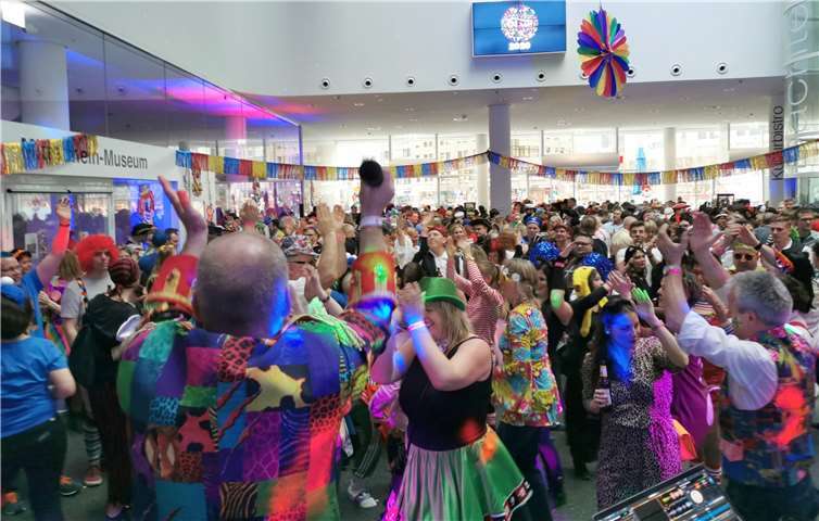 Rund 600 gutgelaunte Bedienstete nahmen an der Veranstaltung teil und feierten ausgelassen bei guter Musik.Quelle: Stadt Koblenz