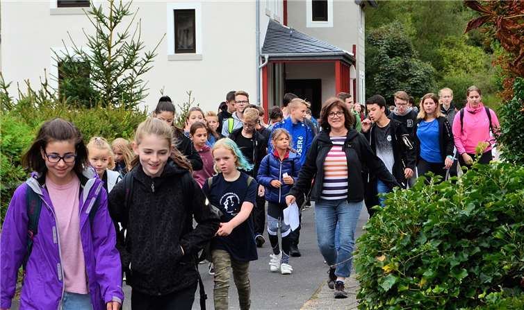 Rund 650 Schüler wanderten auf dem Radweg von Adenau nach Liers.Werner Mermagen