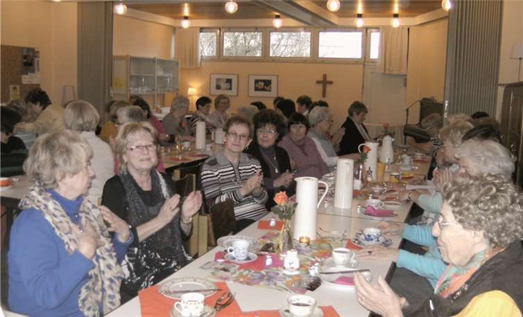 Rund 70 Frauen folgten der Einladung des Hausfrauenbundes zum Neujahrskaffee.privat