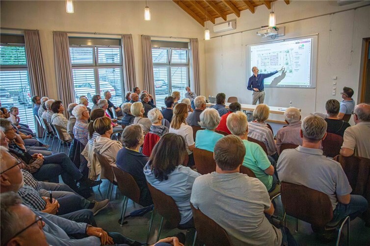 Rund 70 Interessierte kamen zur Infoveranstaltung ins Bürgerhaus in Nentershausen, um sich über das geplante Seniorenwohn-Projekt samt Hausarztpraxis zu informieren. 