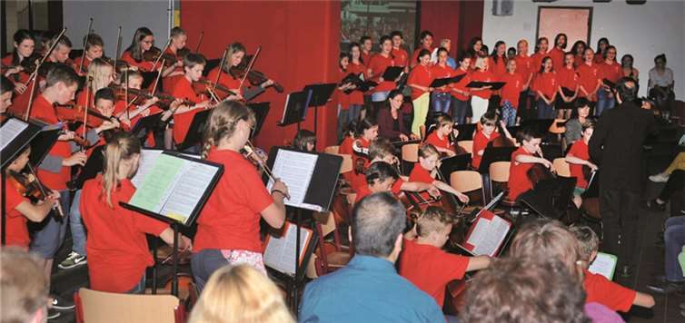 Rund 70 Schüler spielten im Rheingymnasium das Jubiläumskonzert für 10 Jahre Streicherklasse.RÜ