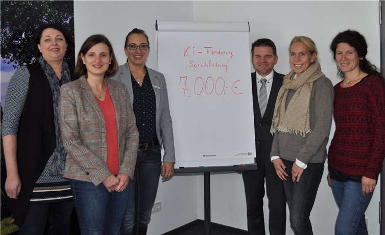 Rund 7.000 Euro für die Sprachförderung durch acht Meckenheimer Einrichtungen, zu ihnen gehören: Irina Vilver (l.), Pädagogische Leitung Jugendmigrationsdienst RSK linksrheinisch, Mouna Salahié (2.v.l.), Projektleitung Interkulturelle Elternarbeit beim Caritas-Fachdienst Integration und Migration, Corinna Stühm (2.v.r.), Leiterin der Katholischen Grundschule Meckenheim und Altendorf, und die als Einzelperson Engagierte Angela Czerwinski (r.). Mit ihnen freuen sich der Erste Beigeordnete der Stadt Meckenheim Holger Jung (3.v.r.) sowie Antje Dinstühler (3.v.l.), Leiterin des Kommunalen Integrationszentrums des Rhein-Sieg-Kreises. Stadt Meckenheim