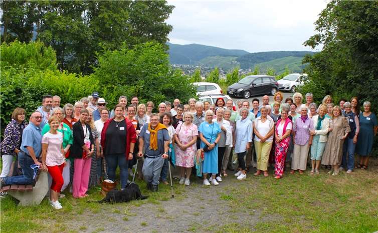 Rund 75 Ehrenamtliche, Mitarbeiterinnen und Mitarbeiter sowie Unterstützender des Vereins waren zum Sommerfest an der Hemmesser Hütte gekommen. Foto: privat