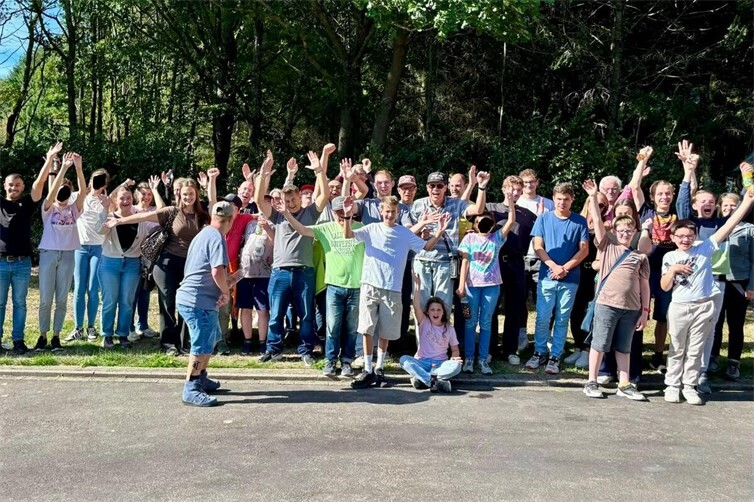 Rund 75 Teilnehmerinnen und Teilnehmer machten sich gemeinsam mit dem SPD-Ortsverein der Verbandsgemeinde Kaisersesch und den Bewohnerinnen und Bewohnern von St. Martin auf den Weg zum Weiher bei Düngenheim.