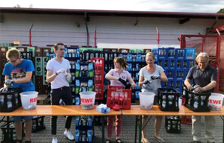 Rund 7500 Deckel schraubten die Mitglieder des Rotary Clubs ab. Rechts Georg Schmitz, der in Schulen und Kitas unermüdlich Aufklärungsarbeit geleistet hat.  -SES-