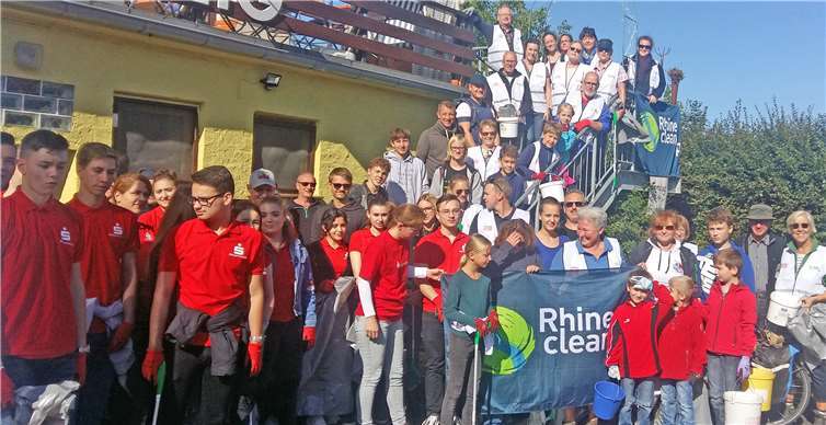 Rund 80 Helfer hatten sich am Sinziger Bootshaus getroffen.Foto: -BL-