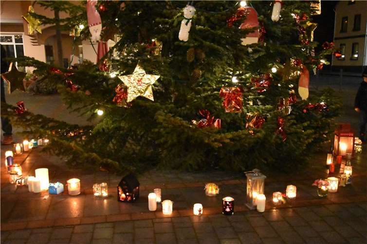 Rund 80 Lichter ließen den Platz erstrahlen.