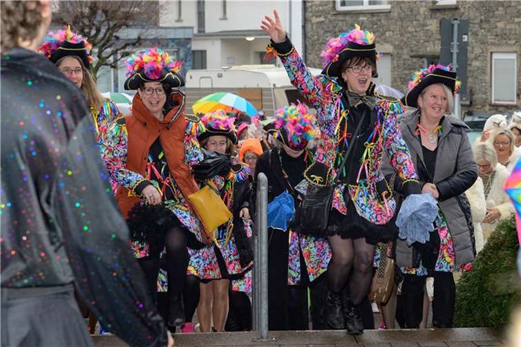 Rund 80 Möhnen stürmten das Rathaus der Verbandsgemeinde.