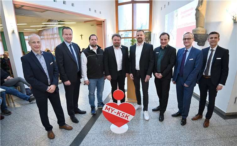 Rund 80 interessierte Kundinnen und Kunden der Kreissparkasse Mayen besuchten im Kottenheimer Bürgerhaus den Auftakt zur neuen KSK-Veranstaltungsreihe „Energiewende – aber sicher!“ Von links: Jens Lichtenberg als Leiter des ImmobilienCenters der KSK, KSK-Vorstandsmitglied Christoph Weitzel, die drei Referenten der Meier KG aus Urmitz Sebastian Ackermann, Achim Volle und Florian Köllner mit den beiden stellvertretenden KSK-Vorstandsmitgliedern Frank Mörsch und Udo Lohner sowie Marco Pung als Leiter FirmenkundenCenters der Kreissparkasse Mayen.  Foto: KSK Mayen/ Ralph Künzel