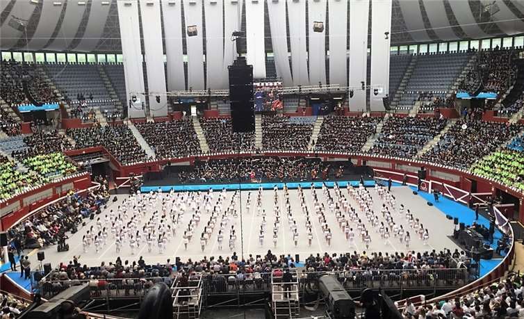 Rund 8.500 Kinder musizierten bei der großen Eröffnungsveranstaltung gemeinsam im Stadion Illumbe in Donostia-San Sebastián.