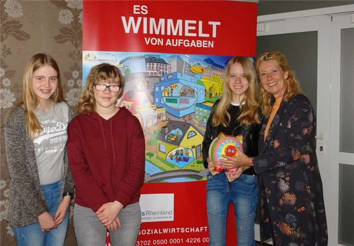 Rund 900 Euro kamen durch die, von den drei Messdienerinnen organisierte, Tombola für den Bunten Kreis zustande.Foto: privat