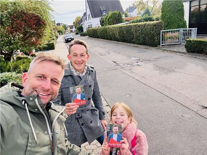 Rund acht Monate vor der Landratswahl im Kreis Mayen-Koblenz hat SPD-Kandidat Marko Boos mit dem Straßenwahlkampf begonnen. Unterstützung bekam der 47-Jährige dabei nicht nur von Tochter Anni, sondern auch vom Generalsekretär der SPD Rheinland-Pfalz Marc Ruland. Foto: SPD Kreis MYK
