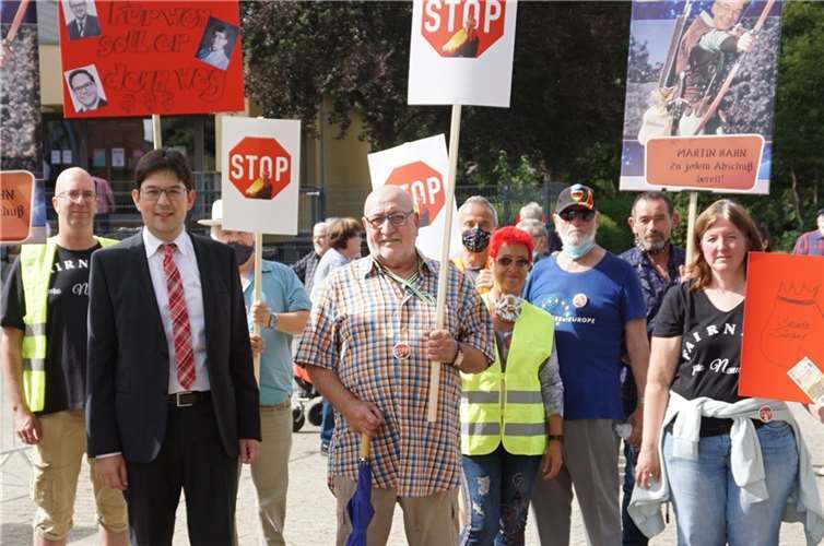 Rund achtzig Bürger sprachen Bürgermeister Michael Mang in einer Demo vor der Sitzung ihre Unterstützung zu. Foto:FF