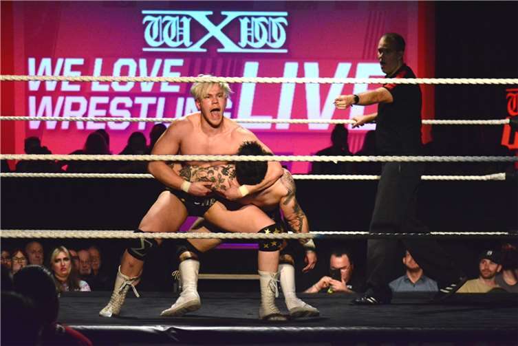 Rund drei Stunden lang boten die Wrestler eine unterhaltsame Show im Ring.