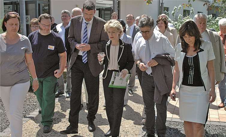 Rund eine Stunde war Ursula von Leyen bei Rundgang in den Caritaswerkstätten unterwegs. BL