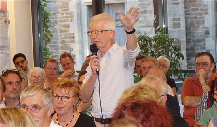 Rund einhundert Interessierte kamen in dieGalerie des Café Auszeit, stellten Fragen und diskutierten.