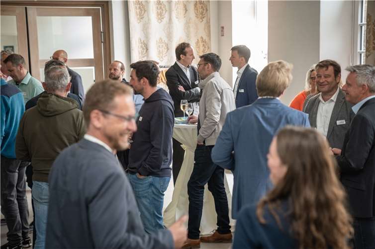 Rund hundert TeilnehmerInnen bot sich bei sommerabendlicher Atmosphäre die Möglichkeit, sich über ihre Anliegen knapp ein Jahr nach der Flutkatastrophe intensiv auszutauschen. Fotos: www.BR-CM.de