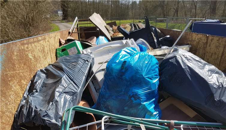Wege und Straßen von Unrat befreit Rund sechs Kubikmeter Abfälle haben die fleißigen Helfer rund um Raubach eingesammelt. privat