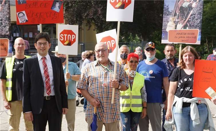 Rund siebzig Bürger/innen hatten sich zur Unterstützung von Michael Mang vor der Turnhalle versammelt.
