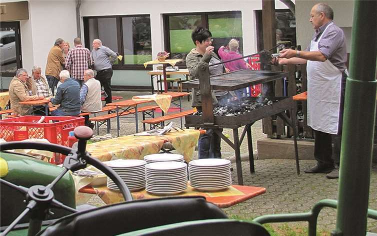 Rund um das Dorfgemeinschaftshaus gab es alte Traktoren zu sehen und hungern musste keiner. -WT-