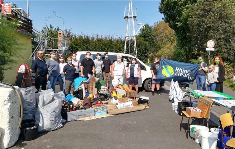 Rund um das Sinziger Bootshaus wurden 15 Müllsäcke von den Helfer*innen gefüllt. Foto: Tim Schäfer