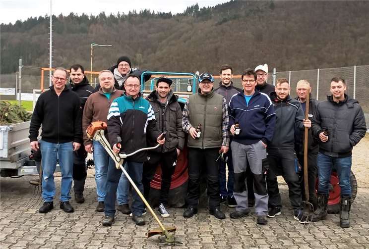 Rund um das Sportgelände wurde fleißig sauber gemacht. Foto: privat