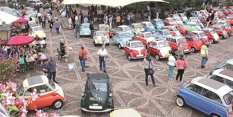 Rund um den Ahrweiler Marktbrunnen verteilten sich die 162 Fahrzeuge. BÜN