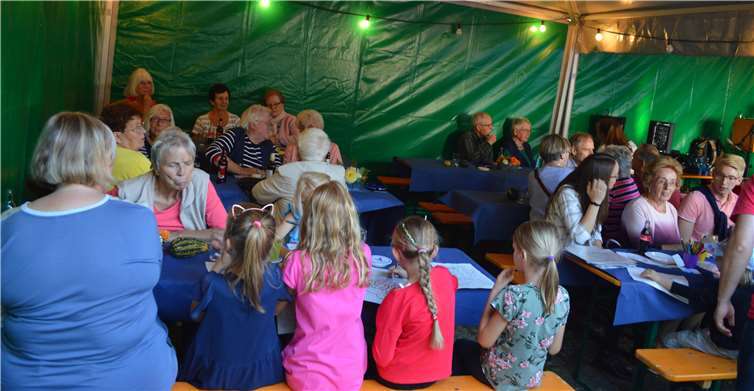 Rund um den Backes saßen die Gäste in gemütlichen Runden zusammen.
