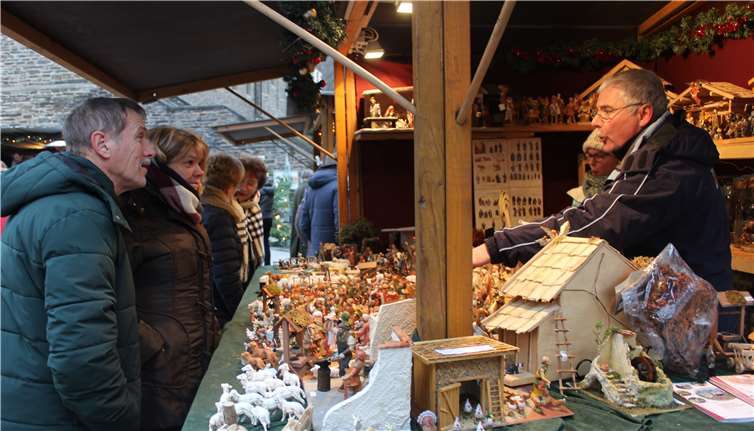 Rund um den Platz an der Kirche präsentierten sich die Weihnachtsbuden.