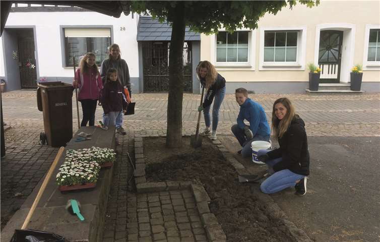 Rund um den „Scheurener Dom“ wurde der traditionelle Dorfputz durchgeführt. Foto: privat