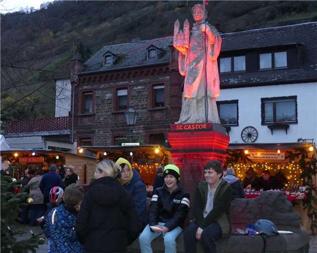 Rund um den St. Castorbrunnen sorgten zahlreiche Verkaufshäuschen für vorweihnachtliche Stimmung.