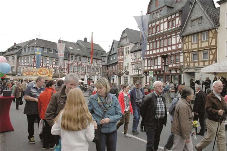 Rund um den historischen Marktplatz mit seinen schmucken Fachwerkhäusern herrschte lebhaftes Markttreiben. UM