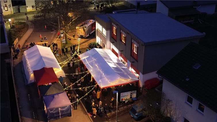 Rund um die Feuerwehr Eich tummelten sich die zahlreichen Besucher des Weihnachtsfestes.  Fotos: privat