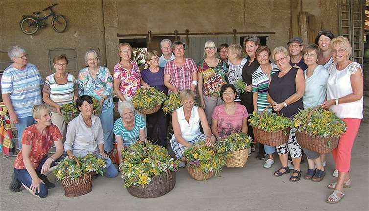 Rund um die Goldene Meile sammelten die Damen Wildpflanzen und banden diese später zu kleinen Kräuter-Sträußen. -FA-