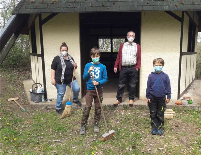 Rund um die Grillhütte wurde alles auf Vordermann gebracht. Fotos: privat