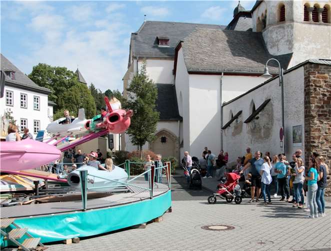 Rund um die Kirche sorgten die Fahrgeschäfte bei den jüngeren für Kurzweil.