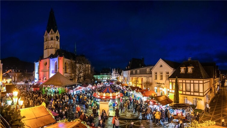 Rund um die Pfarrkirche St. Laurentius locken zahlreiche liebevoll gestaltete Buden.  Foto: Dominik Ketz