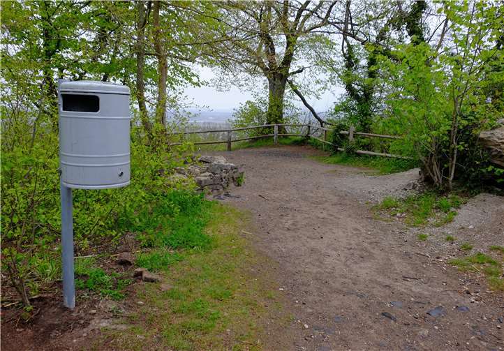 Gemeinsames Projekt zur Müllvermeidung auf der Tomburg Rund um die Tomburg hat die Stadt zwei neue Mülleimer aufgestellt. Foto: Freundeskreis Tomburg e.V.