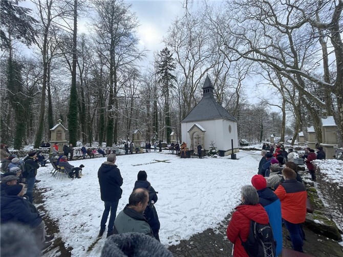 Rund um die Waldkapelle verfolgten mehr als 80 Menschen den ökumenischen Gottesdienst.  Fotos: privat