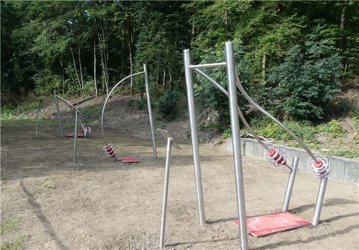 Rund um die drei aufgebauten neuen Fitnessgeräte wurde neuer Rasen eingesäht.