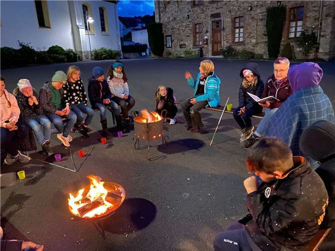 Rund vierzig Kinder gruseln sich an zwei Terminen zu Gruselgeschichten am Lagerfeuer, vorgelesen unter anderem von Büchereimitarbeiterin Anja Roos (2.v. rechts).  Foto: privat