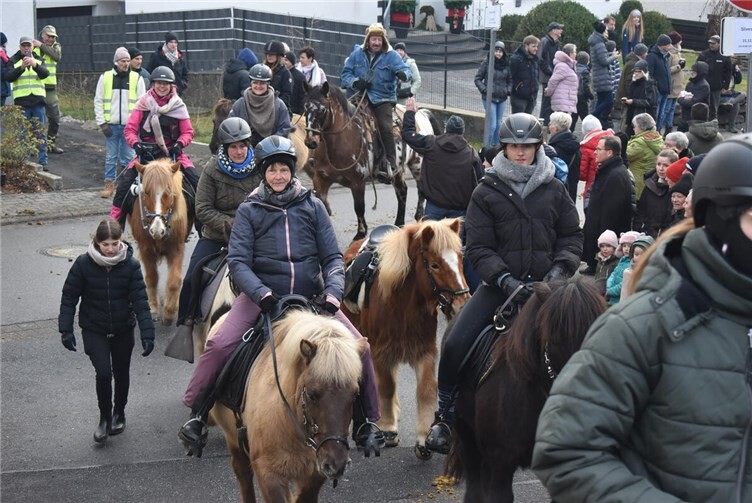 Rund vierzig Reiterinnen und Reiter mit Pferd ritten mit. Fotos: BLA