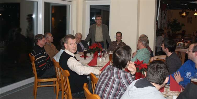Rund zwanzig Vereinskameraden waren der Einladung des Jubilars ins Vereinslokal gefolgt.