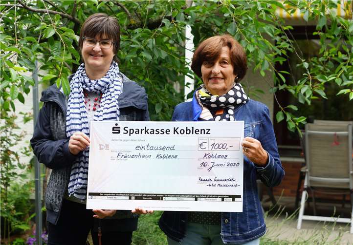Runde 1000 Euro gingen als Spende an das Frauenhaus Koblenz.Quelle: kfd Moselweiß