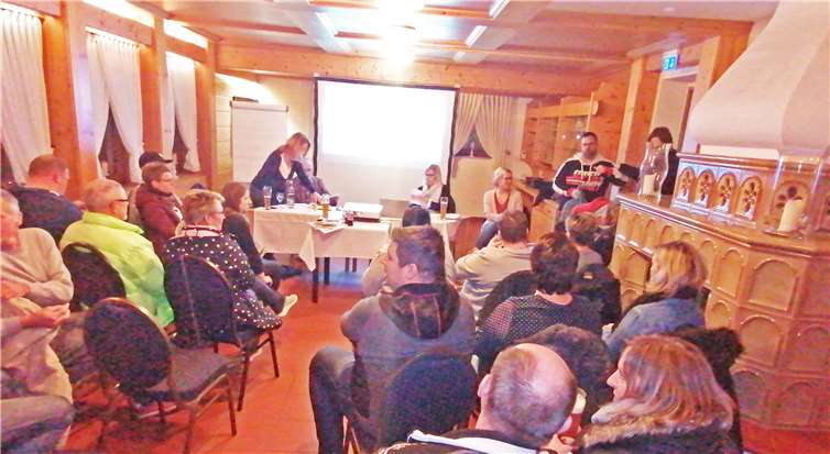 Runde 30 „Rievkooche“ waren im Kaminzimmer des MaraVilla versammelt, um über die Zukunft der KG zu beraten.Foto: BL